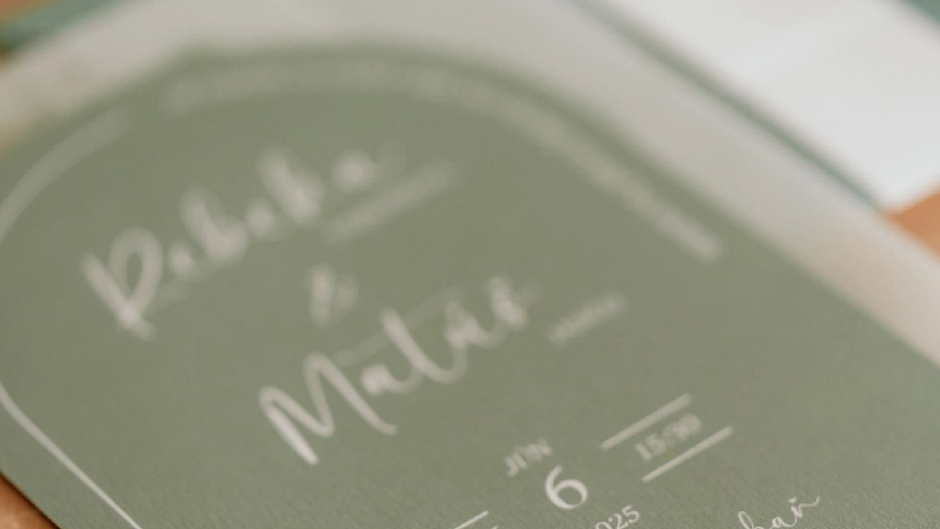 Detail vyrazeného textu na mätovej obálke