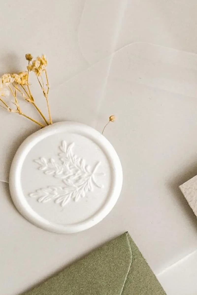 Svadobné tlačoviny s reliéfnou pečaťou a prírodnou dekoráciou